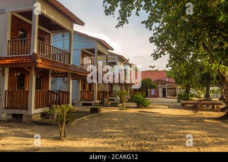 Typische Strandvilla-Wohnungen am Nachmittag auf Pramuka Insel, Thousand Islands, Indonesien Stockfoto