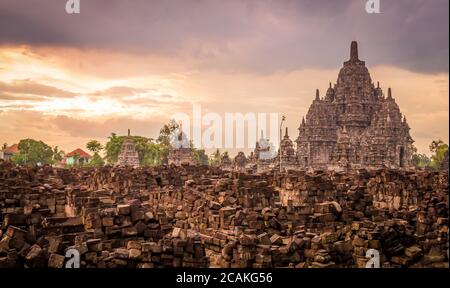 Die Ruinen des Sewu-Tempels im Prambanan-Komplex in Yogyakarta, Indonesien, bei Sonnenuntergang Stockfoto