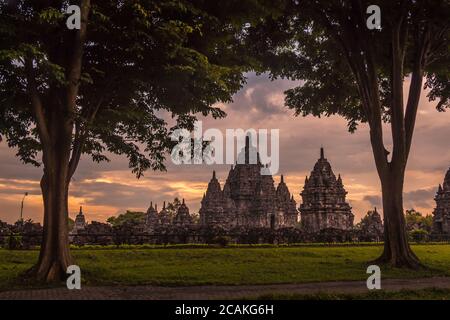 Sewu Tempel durch die Bäume bei Sonnenuntergang, Prambaban Komplex, Yogyakarta, Indonesien Stockfoto