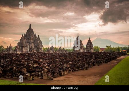 Sewu Tempel und Ruinen bei Sonnenuntergang, mit Berg Merapi im Hintergrund, Yogyakarta, Indonesien Stockfoto