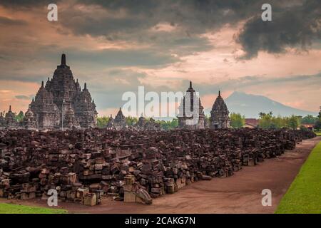 Sewu Tempel und Ruinen bei Sonnenuntergang, mit Berg Merapi im Hintergrund, Yogyakarta, Indonesien Stockfoto