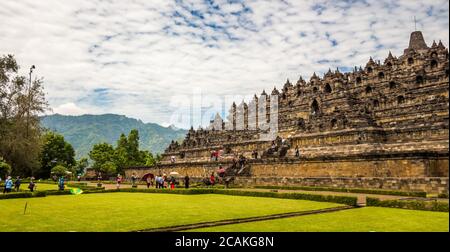 Borobudur, Indonesien - 15. Oktober 2016: Eine Touristenschnur, die die Treppen des buddhistischen Tempels von Borobudur, Yogyakarta, Indonesien, aufsteigt Stockfoto