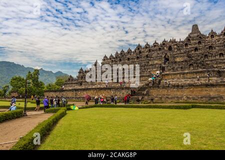 Borobudur, Indonesien - 15. Oktober 2016: Eine Touristenschnur, die die Treppen des buddhistischen Tempels von Borobudur, Yogyakarta, Indonesien, aufsteigt Stockfoto