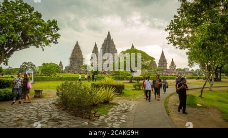 Prambanan, Indonesien - 15. Oktober 2016: Touristen am Prambanan Tempel am Abend, Yogyakarta, Indonesien Stockfoto