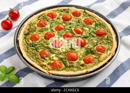 Hausgemachter Spinat Quiche in einer Auflaufform, niedrige Ansicht. Stockfoto