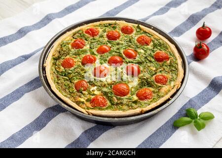 Hausgemachter Spinat Quiche in einer Auflaufform, Seitenansicht. Stockfoto