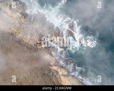 Das kalte Wasser des Pazifischen Ozeans spült an die Küste von Sonoma in Nordkalifornien. Dieser Küstenabschnitt der USA ist unglaublich schön. Stockfoto
