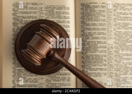 Gavel Urteil und Buch der Gerechtigkeit. Rechtsbücher. Rechtswissenschaft Konzept Stockfoto