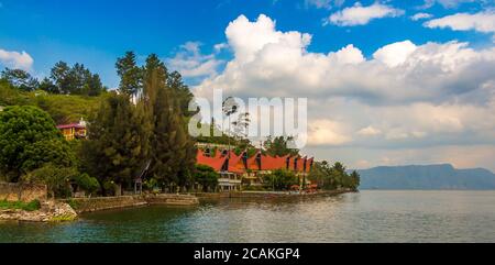 Eine Bataknese Stil Architektur am Ufer des Danau Lake Toba, Samosir Insel, Sumatra, Indonesien Stockfoto