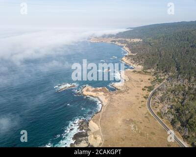Das kalte Wasser des Pazifischen Ozeans spült an die Küste von Sonoma in Nordkalifornien. Dieser Küstenabschnitt der USA ist unglaublich schön. Stockfoto