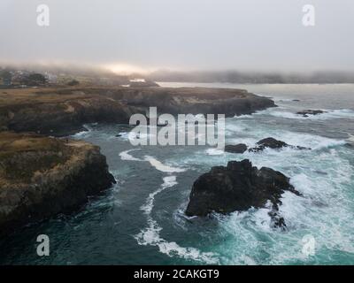 Das kalte Wasser des Pazifischen Ozeans spült an die Küste von Mendocino in Nordkalifornien. Dieser Küstenabschnitt der USA ist unglaublich schön. Stockfoto