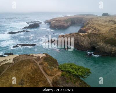 Das kalte Wasser des Pazifischen Ozeans spült an die Küste von Mendocino in Nordkalifornien. Dieser Küstenabschnitt der USA ist unglaublich schön. Stockfoto
