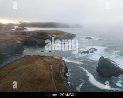 Das kalte Wasser des Pazifischen Ozeans spült an die Küste von Mendocino in Nordkalifornien. Dieser Küstenabschnitt der USA ist unglaublich schön. Stockfoto