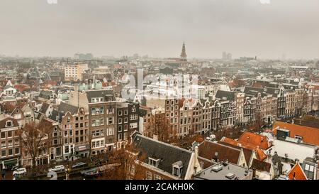 Blick vom Turm der Oude Kerk (die alte Kirche) über de mittelalterliche Kaufmannshäuser de Oudezijds Voorburgwal, eine Straße und Kanal im Inneren Stockfoto