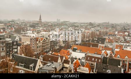 Arial Blick von der Spitze der Alten Kirche über Die Dächer von Alt-Amsterdam und Oudezijds Voorburgwal (Straße und Kanal) mit seinem 17. Jahrhundert Merc Stockfoto