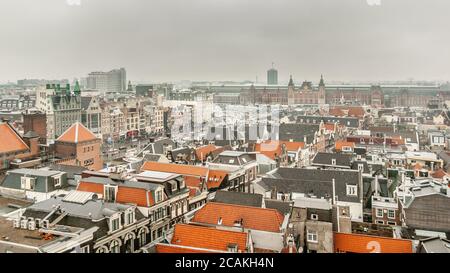 Arial Blick von der Alten Kirche über die Dächer des alten Amsterdam auf dem Damrak und Amsterdam Hauptbahnhof. Amsterdam, Niederlande Stockfoto