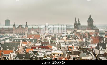 Arial Blick von der Alten Kirche über die Dächer von Altes Amsterdam am Amsterdamer Hauptbahnhof und der Basiliek van De Heilige Nicolaas (Basilika von Sa Stockfoto