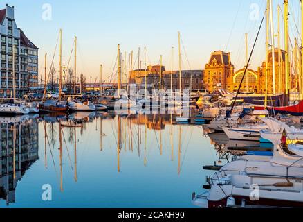 Der Jachthafen von Oostende (Ostende) mit Bahnhof bei Sonnenuntergang, Belgien. Stockfoto