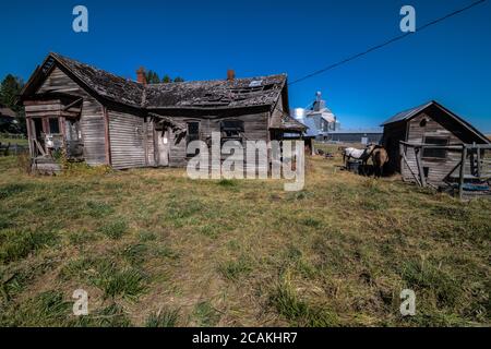 Altes Bauernhaus im Staat Washington im frühen Frühjahr Stockfoto