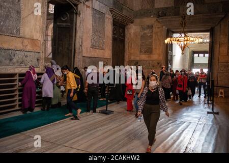 Muslime, die die Hagia Sophia Moschee besuchen und gleichzeitig beten. Die Hagia Sophia Moschee wurde nach dem Freitagsgebet für Besucher geöffnet. Mit der Konvertierung Stockfoto