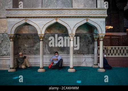 Muslime, die die Hagia Sophia Moschee besuchen und gleichzeitig beten. Die Hagia Sophia Moschee wurde nach dem Freitagsgebet für Besucher geöffnet. Mit der Konvertierung Stockfoto