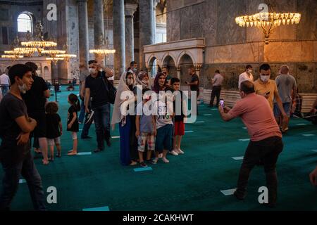 Muslime, die die Hagia Sophia Moschee besuchen und gleichzeitig beten. Die Hagia Sophia Moschee wurde nach dem Freitagsgebet für Besucher geöffnet. Mit der Konvertierung Stockfoto