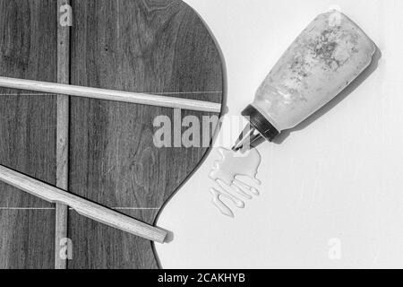 Stück der Rückseite einer Gitarre im Bau Stockfoto