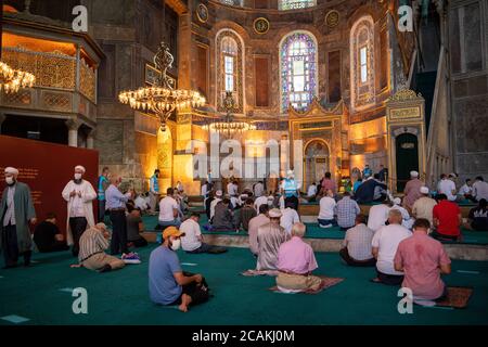 Muslime, die die Hagia Sophia Moschee besuchen und gleichzeitig beten. Die Hagia Sophia Moschee wurde nach dem Freitagsgebet für Besucher geöffnet. Mit der Konvertierung Stockfoto