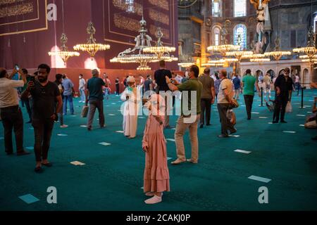 Muslime, die die Hagia Sophia Moschee besuchen und gleichzeitig beten. Die Hagia Sophia Moschee wurde nach dem Freitagsgebet für Besucher geöffnet. Mit der Konvertierung Stockfoto