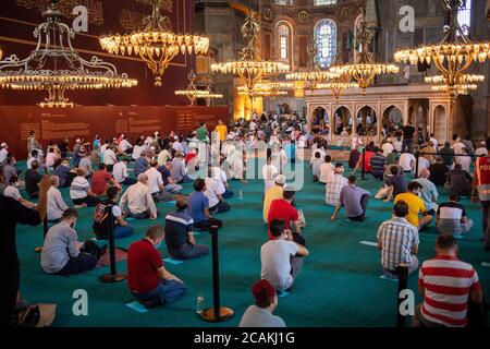 Muslime, die die Hagia Sophia Moschee besuchen und gleichzeitig beten. Die Hagia Sophia Moschee wurde nach dem Freitagsgebet für Besucher geöffnet. Mit der Konvertierung Stockfoto