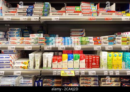 Zahnpflegeprodukte in einem Supermarkt Stockfoto