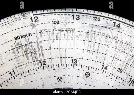 Papiertachograph-Wahlrad. Professionelle Route für Fahrer. Heller Hintergrund. Stockfoto