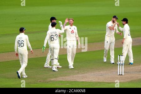 Der englische Ben Stokes (Mitte) feiert das Wicket von Pakistans Shaheen Shah Afridi mit Rory Burns am dritten Tag des ersten Testmatches im Emirates Old Trafford, Manchester. Stockfoto