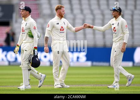 Ben Stokes (Mitte) und Jos Buttler (rechts) am Ende des dritten Tages des ersten Testspiels im Emirates Old Trafford, Manchester. Stockfoto