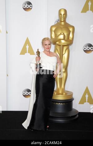 OSCARS - PRESSROOM - Patricia Arquette hält ihren Oscar für die beste Nebendarstellerin für ihre Rolle in „Boyhood“ im Presseraum bei den 87. Academy Awards im Dolby Theater in Los Angeles am 22. Februar 2015. Foto von Francis Specker Stockfoto