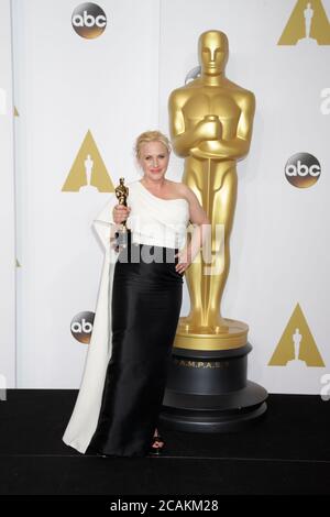 OSCARS - PRESSROOM - Patricia Arquette hält ihren Oscar für die beste Nebendarstellerin für ihre Rolle in „Boyhood“ im Presseraum bei den 87. Academy Awards im Dolby Theater in Los Angeles am 22. Februar 2015. Foto von Francis Specker Stockfoto