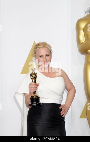 OSCARS - PRESSROOM - Patricia Arquette hält ihren Oscar für die beste Nebendarstellerin für ihre Rolle in „Boyhood“ im Presseraum bei den 87. Academy Awards im Dolby Theater in Los Angeles am 22. Februar 2015. Foto von Francis Specker Stockfoto