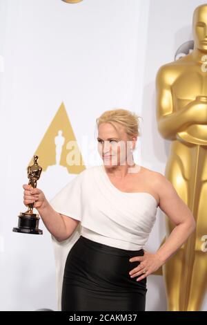 OSCARS - PRESSROOM - Patricia Arquette hält ihren Oscar für die beste Nebendarstellerin für ihre Rolle in „Boyhood“ im Presseraum bei den 87. Academy Awards im Dolby Theater in Los Angeles am 22. Februar 2015. Foto von Francis Specker Stockfoto