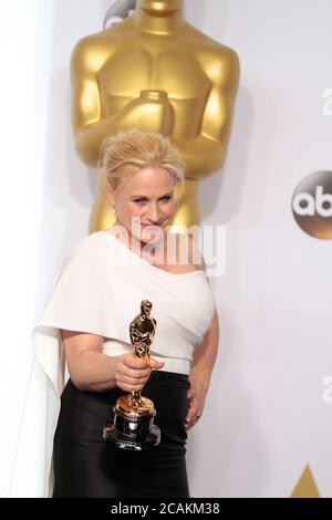 OSCARS - PRESSROOM - Patricia Arquette hält ihren Oscar für die beste Nebendarstellerin für ihre Rolle in „Boyhood“ im Presseraum bei den 87. Academy Awards im Dolby Theater in Los Angeles am 22. Februar 2015. Foto von Francis Specker Stockfoto