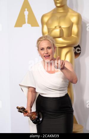 OSCARS - PRESSROOM - Patricia Arquette hält ihren Oscar für die beste Nebendarstellerin für ihre Rolle in „Boyhood“ im Presseraum bei den 87. Academy Awards im Dolby Theater in Los Angeles am 22. Februar 2015. Foto von Francis Specker Stockfoto