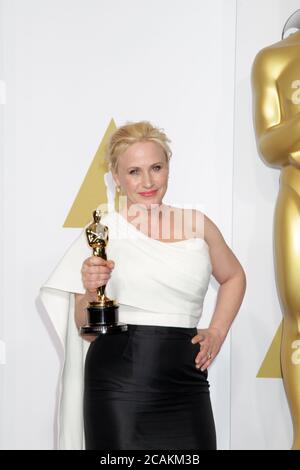 OSCARS - PRESSROOM - Patricia Arquette hält ihren Oscar für die beste Nebendarstellerin für ihre Rolle in „Boyhood“ im Presseraum bei den 87. Academy Awards im Dolby Theater in Los Angeles am 22. Februar 2015. Foto von Francis Specker Stockfoto