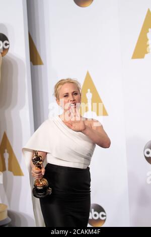 OSCARS - PRESSROOM - Patricia Arquette hält ihren Oscar für die beste Nebendarstellerin für ihre Rolle in „Boyhood“ im Presseraum bei den 87. Academy Awards im Dolby Theater in Los Angeles am 22. Februar 2015. Foto von Francis Specker Stockfoto