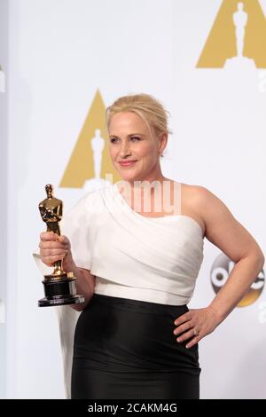 OSCARS - PRESSROOM - Patricia Arquette hält ihren Oscar für die beste Nebendarstellerin für ihre Rolle in „Boyhood“ im Presseraum bei den 87. Academy Awards im Dolby Theater in Los Angeles am 22. Februar 2015. Foto von Francis Specker Stockfoto