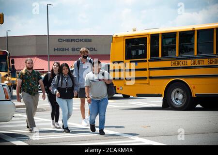 Kanton, GA, USA. August 2020. Cherokee High School Busse verlassen Schule mit Schülern am Ende der ersten Woche der in-Person fallen Klassen während Pandemie Sorgen. Das Schulsystem Mandatsmasken für alle Lehrkräfte und Mitarbeiter, lehnte es jedoch ab, darauf zu bestehen, dass die Schüler sie tragen. Administratoren räumten ein, dass der Landkreis unter einem Ã“nationalen microscopeÃ steht, da er die Präsenzklassen wiedereröffnete, da Covid-19-Fälle in Georgien anstiegen. Quelle: Robin Rayne/ZUMA Wire/Alamy Live News Stockfoto