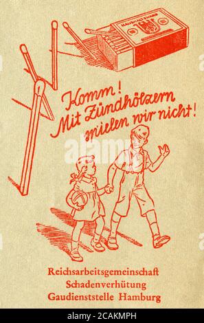 Europa, Deutschland, Hamburg, Zeit des 2. Weltklasse, Rückseite der Lebensmittelkarte für entrahmte Frischmilch , nur für Personen über 6 Jahre, gültig vom 29. Mai bis 17. September 1944, Größe 7 cm x 11 cm, Zeichnung zeigt Streichhölzer und Kinder und dem Text: 'Komm! Mit Zündhölzern spielen wir nicht ! , herausgegeben von der Reichsgemeinschaft Schadenverhütung Gaudientstelle Hamburg, Motiv darf nur für journalistische oder wissenschaftliche Zwecke genutzt werden, Rechte werden nicht vertreten . / Europa, Deutschland, Hamburg, Zeit des 2. Weltkrieges, Rationsmarken für Magermilch Stockfoto