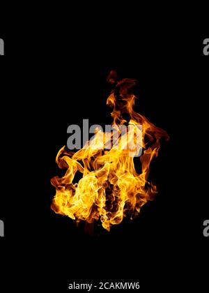 Real und heißen Flammen brennen auf einem schwarzen Hintergrund. Stockfoto