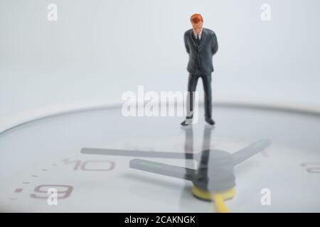 Abbildung Geschäftsleute suchen und Denken und stehen auf dem weissen Zifferblatt durch das Zifferblatt der Zeit angezeigt. Konzept der Zeit Management. Stockfoto