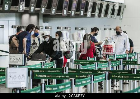 Guarulhos, Sao Paulo, Brasilien. August 2020. (INT) Covid-19: Bewegung von Menschen auf dem internationalen Flughafen Guarulhos. 7. August 2020, Guarulhos, Sao Paulo, Brasilien: Bewegung der Menschen auf dem Sao Paulo International Airport in Guarulhos inmitten covid-19, an diesem Freitag.Credit: Fepesil/Thenews2 Credit: Fepesil/TheNEWS2/ZUMA Wire/Alamy Live News Stockfoto