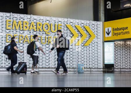 Guarulhos, Sao Paulo, Brasilien. August 2020. (INT) Covid-19: Bewegung von Menschen auf dem internationalen Flughafen Guarulhos. 7. August 2020, Guarulhos, Sao Paulo, Brasilien: Bewegung der Menschen auf dem Sao Paulo International Airport in Guarulhos inmitten covid-19, an diesem Freitag.Credit: Fepesil/Thenews2 Credit: Fepesil/TheNEWS2/ZUMA Wire/Alamy Live News Stockfoto