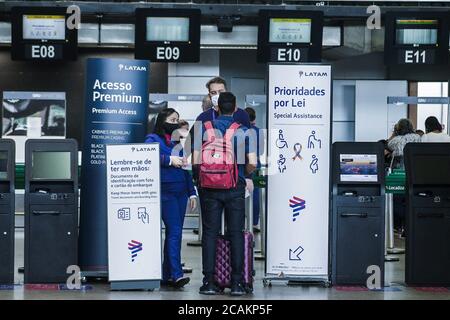 Guarulhos, Sao Paulo, Brasilien. August 2020. (INT) Covid-19: Bewegung von Menschen auf dem internationalen Flughafen Guarulhos. 7. August 2020, Guarulhos, Sao Paulo, Brasilien: Bewegung der Menschen auf dem Sao Paulo International Airport in Guarulhos inmitten covid-19, an diesem Freitag.Credit: Fepesil/Thenews2 Credit: Fepesil/TheNEWS2/ZUMA Wire/Alamy Live News Stockfoto